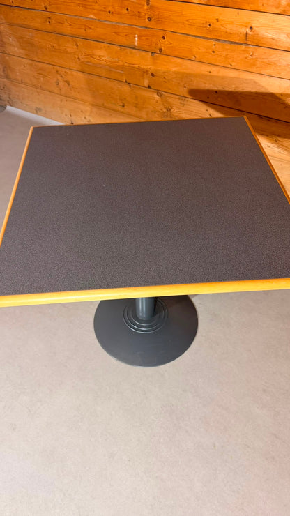 Quadratischer Tisch in grau von der Rohr AG Madiswil