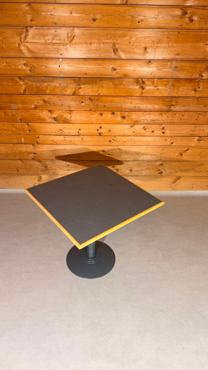 Quadratischer Tisch in grau von der Rohr AG Madiswil