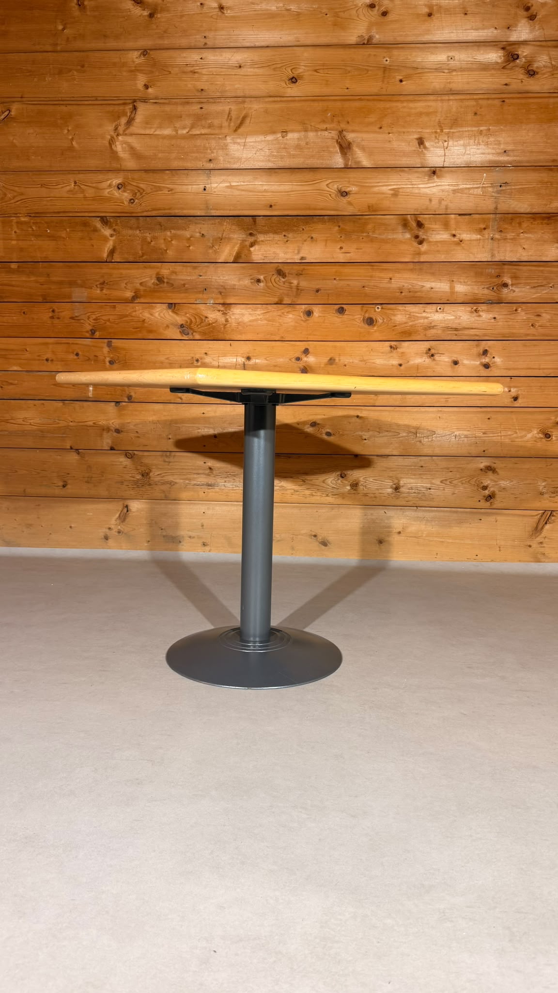 Quadratischer Tisch in grau von der Rohr AG Madiswil