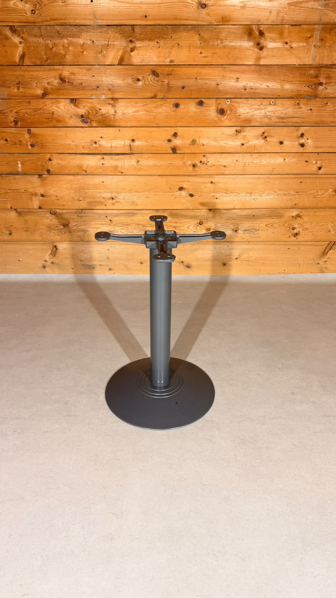 Quadratischer Tisch in grau von der Rohr AG Madiswil