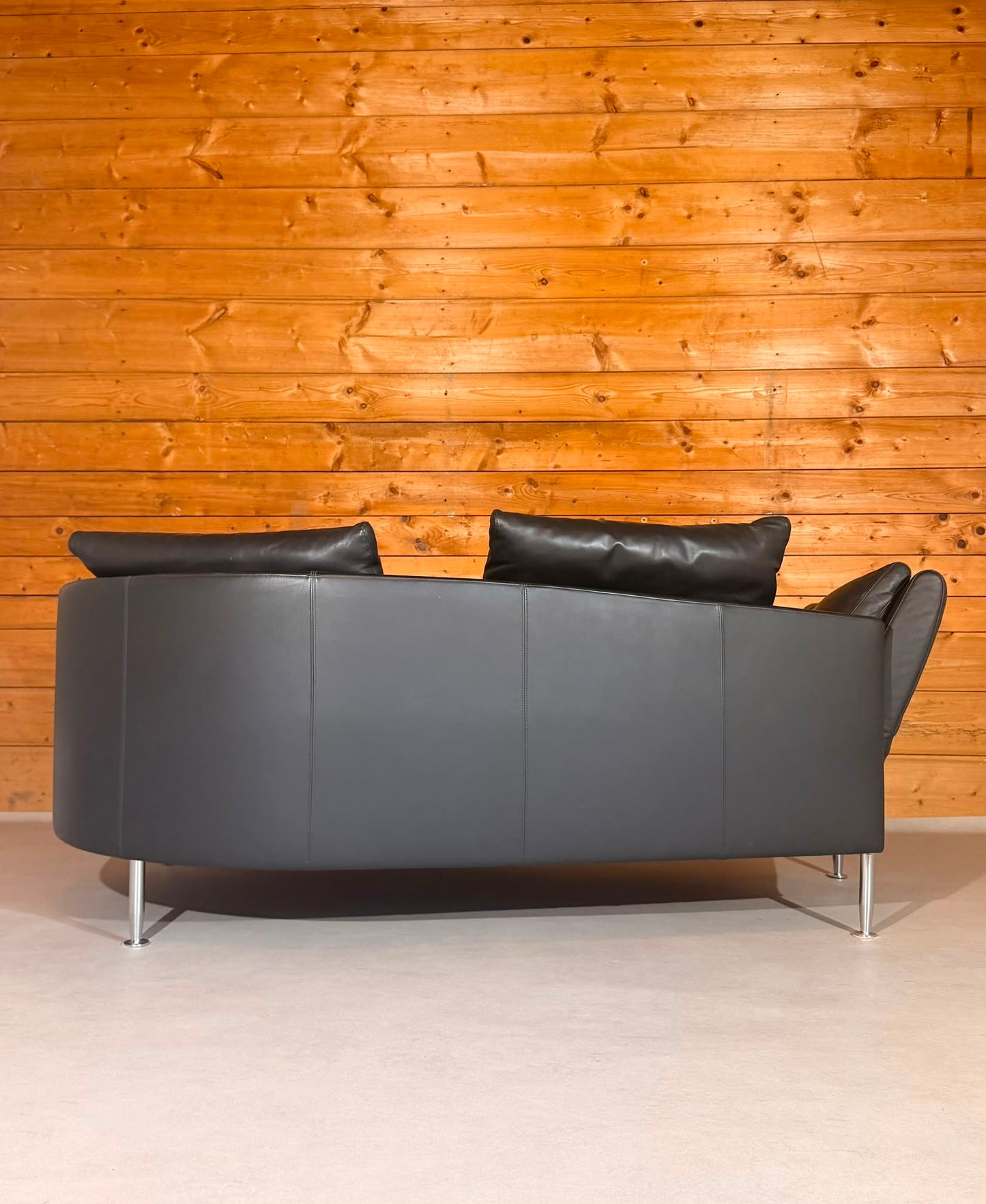 Dreipunkt Design Sofa aus schwarzem Leder 2-Sitzer