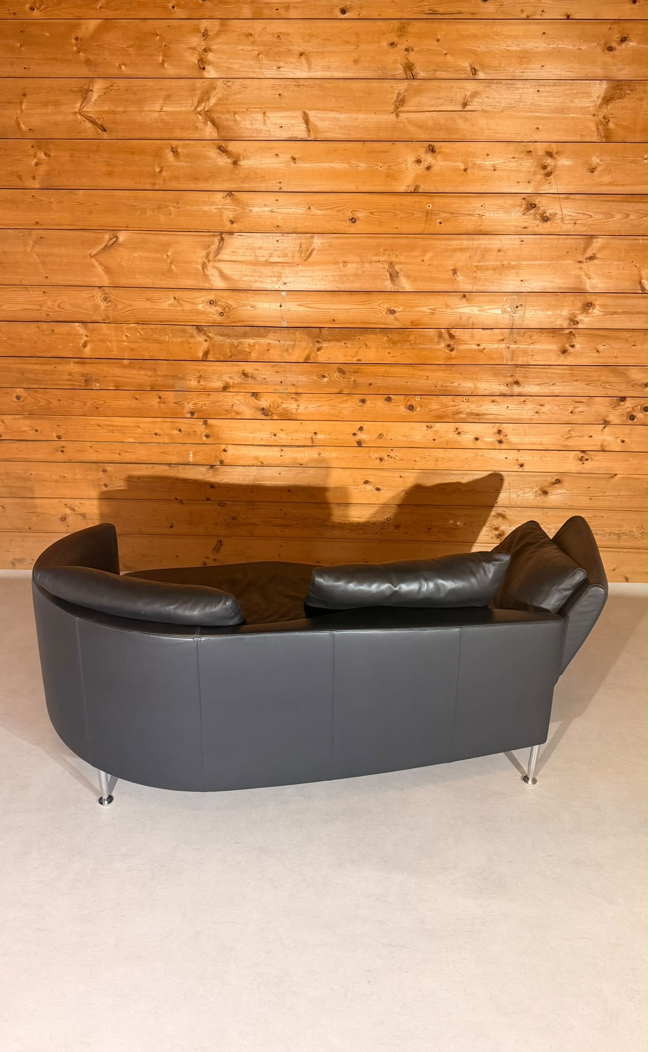 Dreipunkt Design Sofa aus schwarzem Leder 2-Sitzer