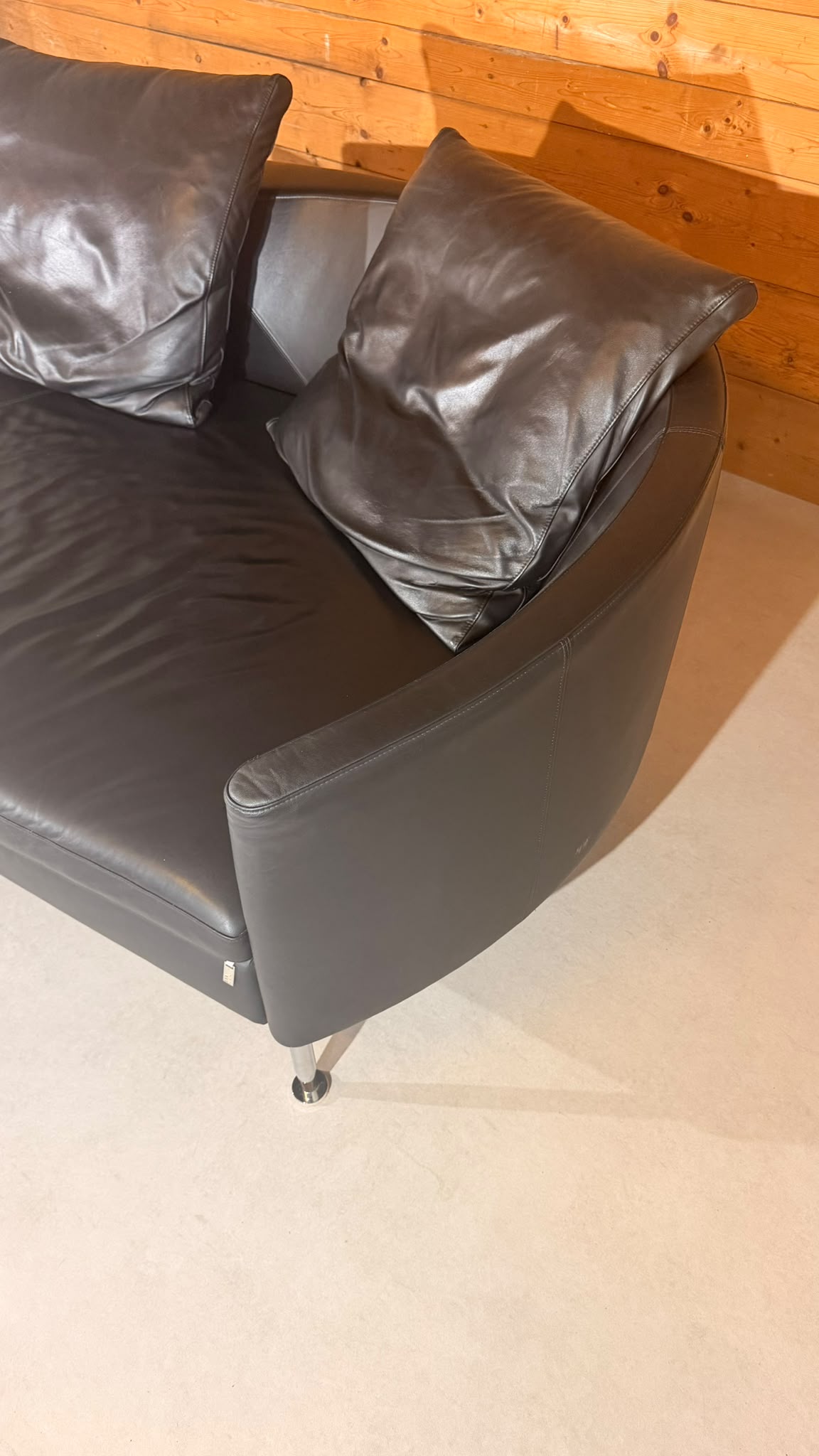 Dreipunkt Design Sofa aus schwarzem Leder 2-Sitzer