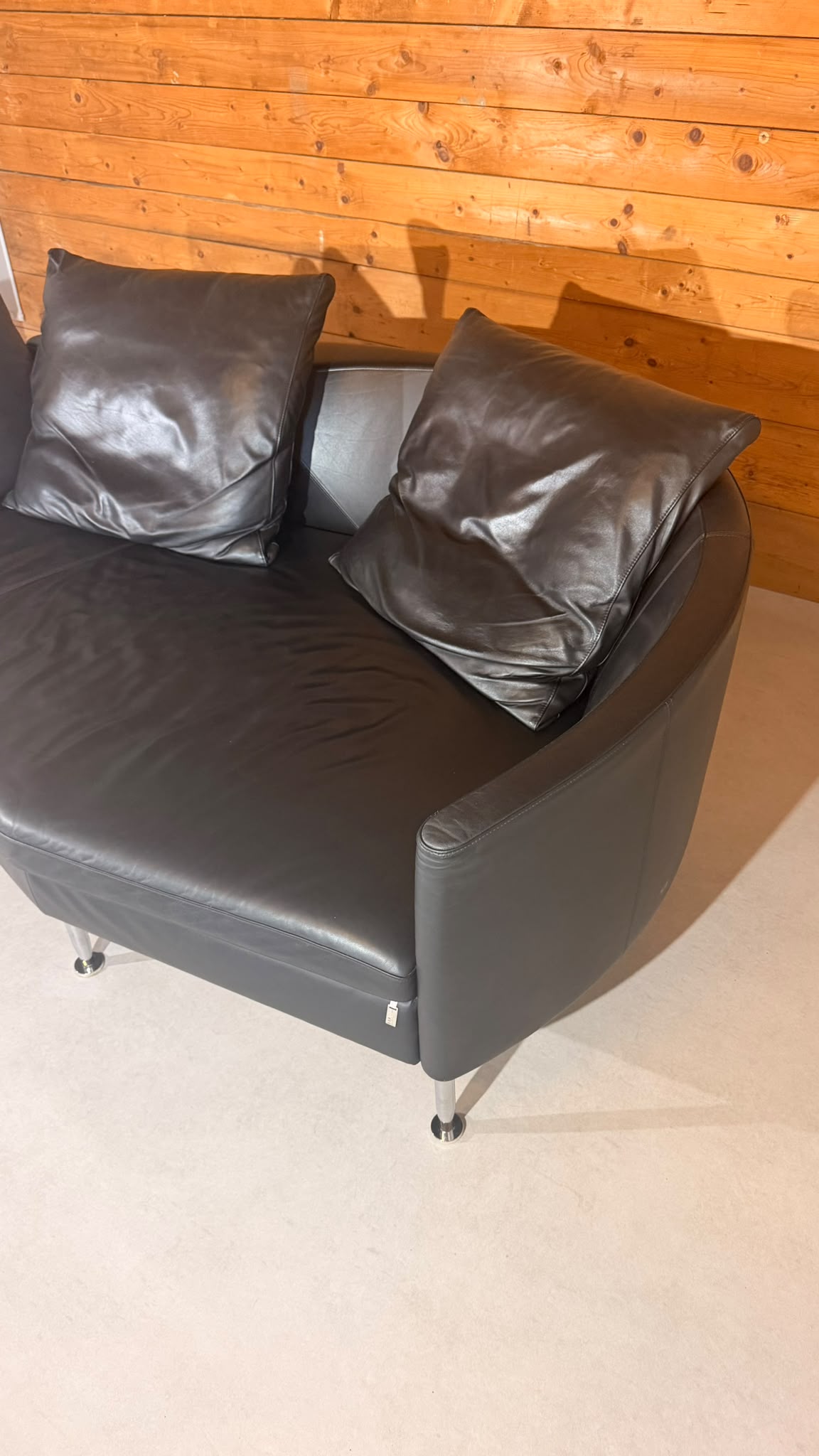 Dreipunkt Design Sofa aus schwarzem Leder 2-Sitzer