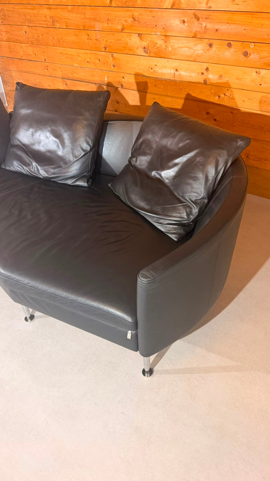 Dreipunkt Design Sofa aus schwarzem Leder 2-Sitzer