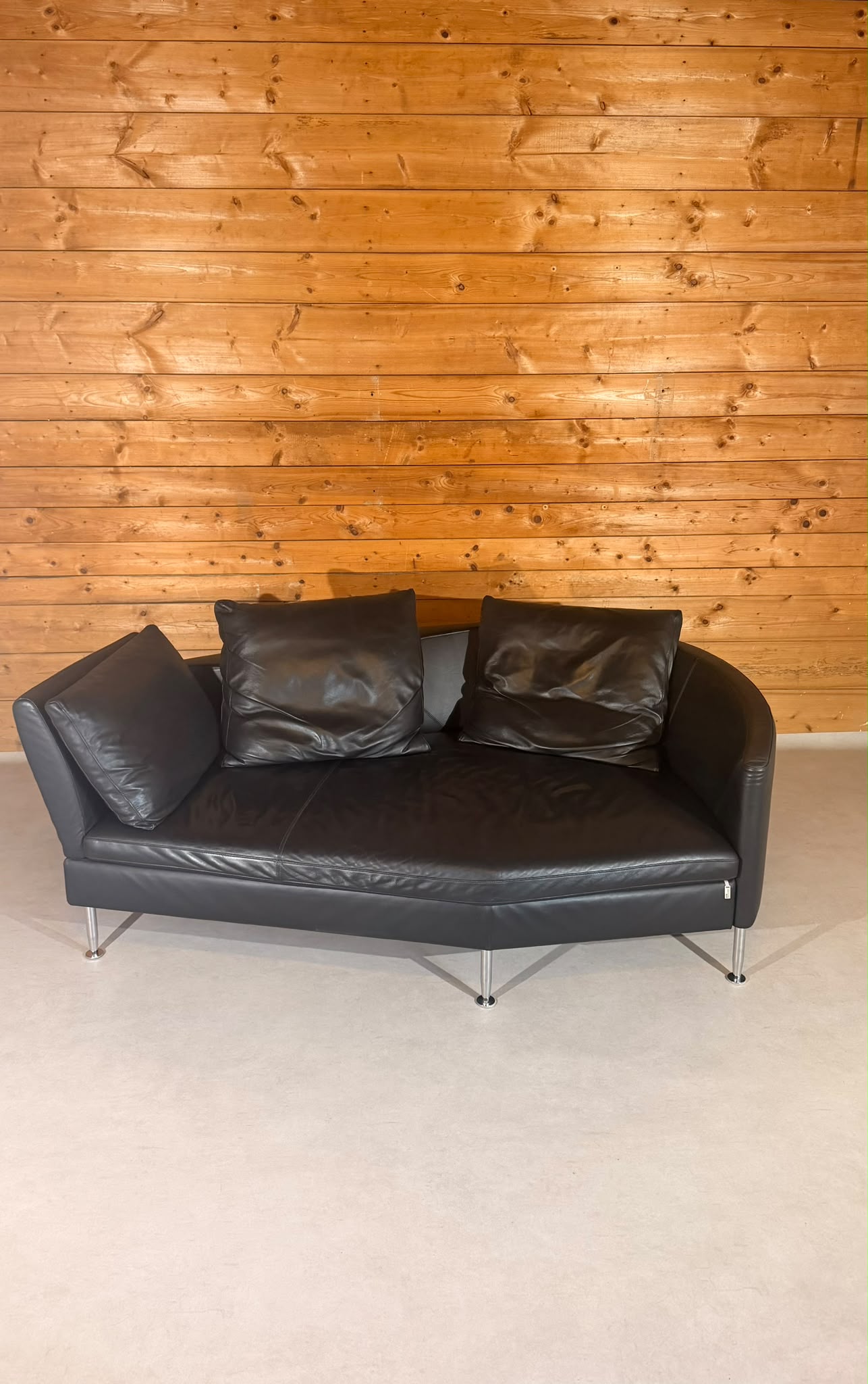 Dreipunkt Design Sofa aus schwarzem Leder 2-Sitzer