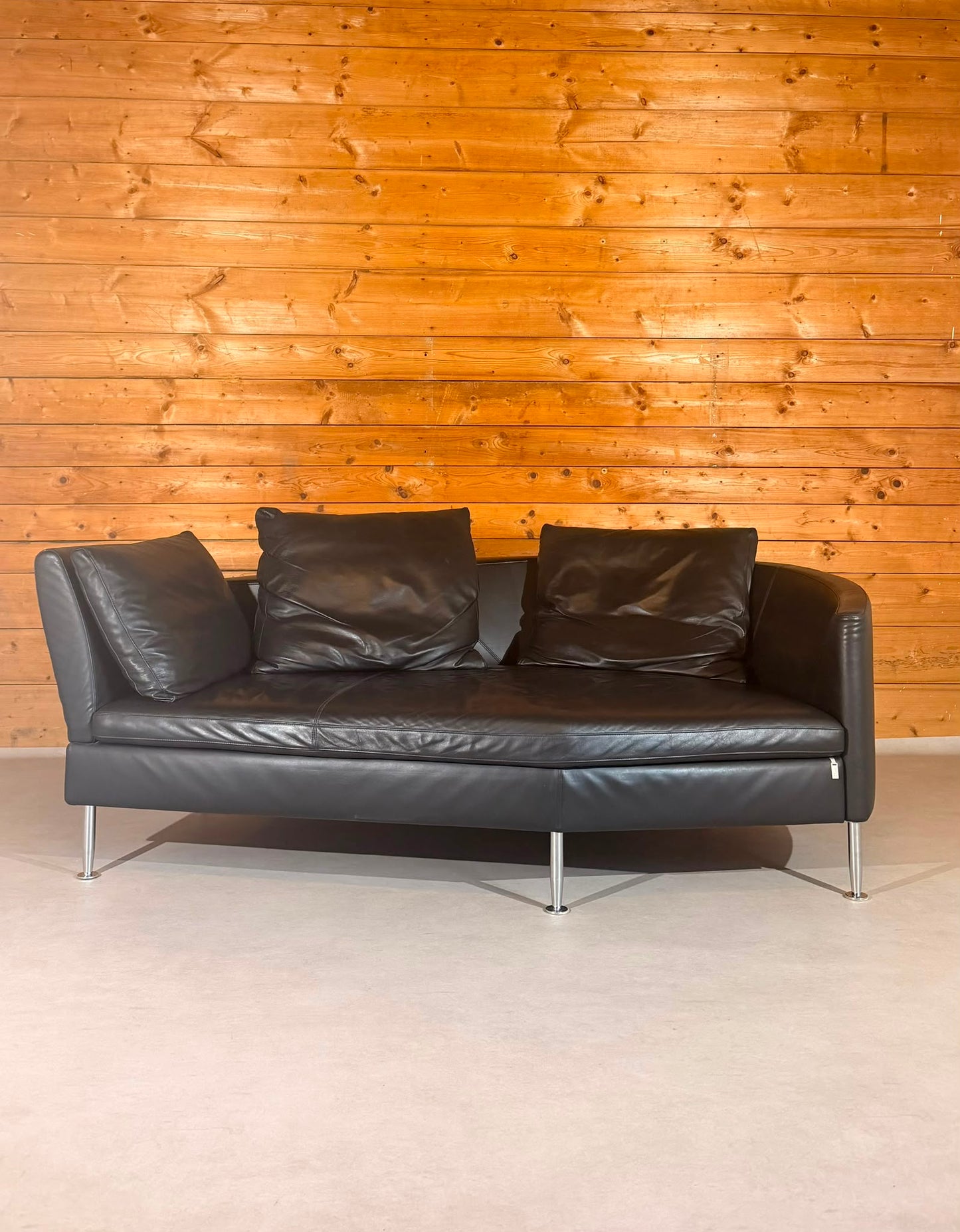 Dreipunkt Design Sofa aus schwarzem Leder 2-Sitzer