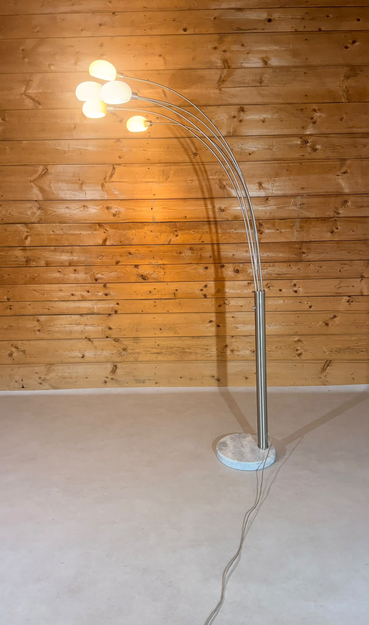 Design Bogenlampe 5-flammig Marmorfuss und Glaslampenschirm