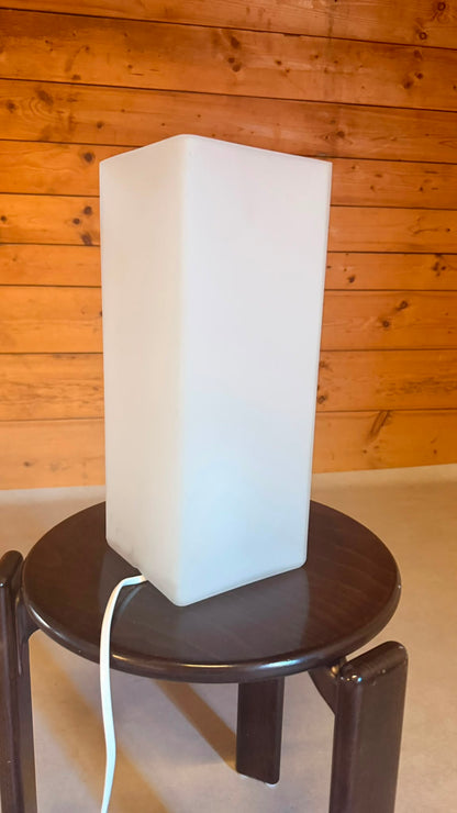 Design Tischleuchte aus Opalglas eckig satiniert Weiss