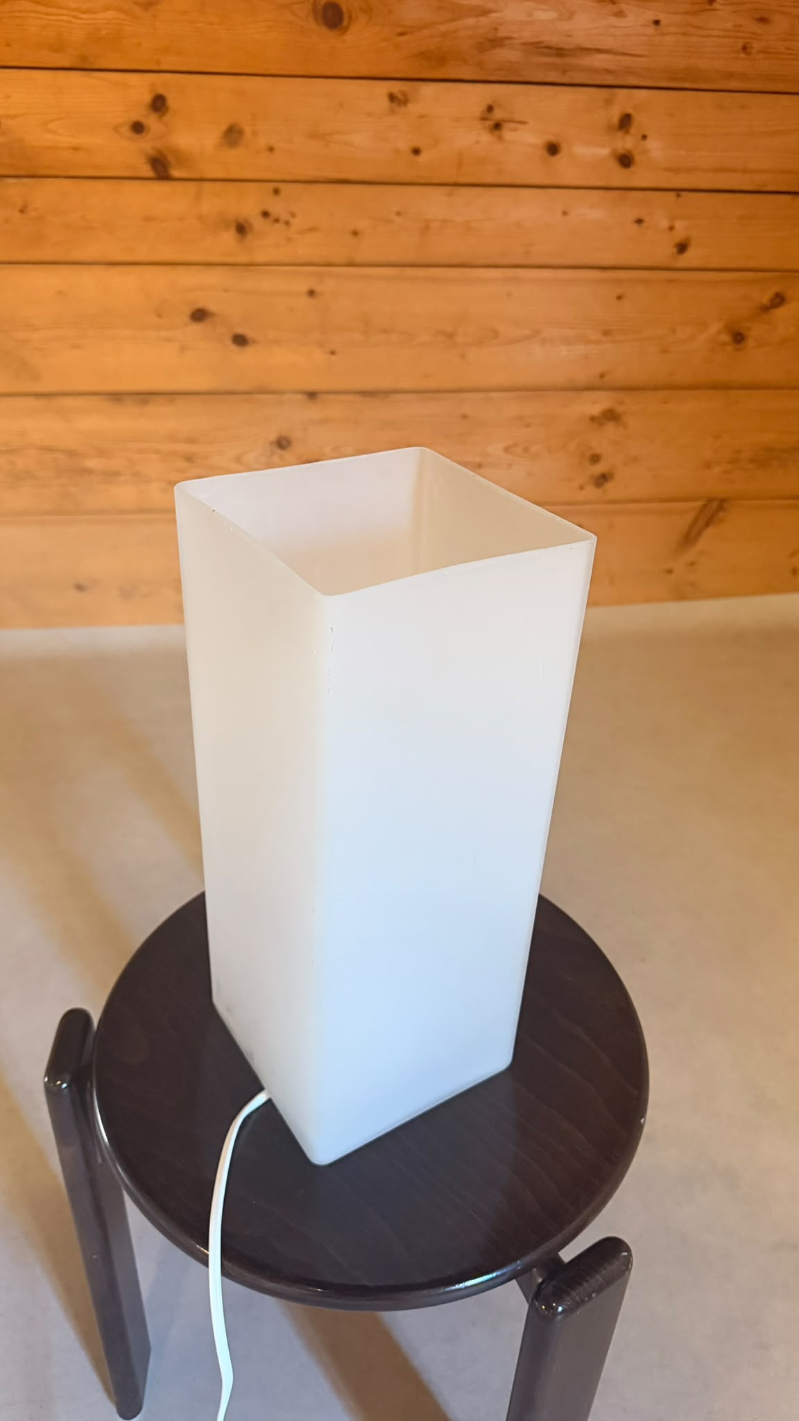 Design Tischleuchte aus Opalglas eckig satiniert Weiss