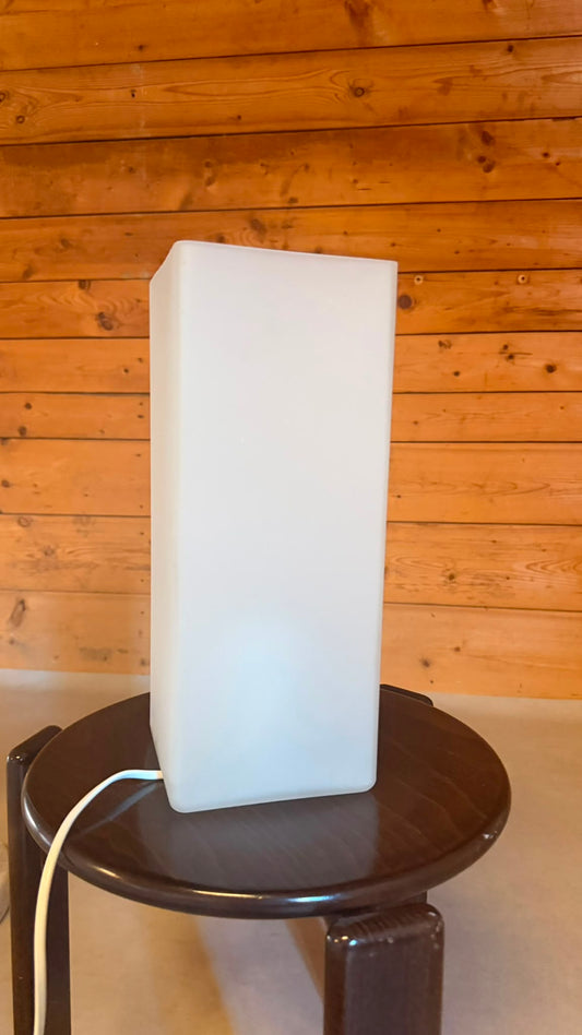 Design Tischleuchte aus Opalglas eckig satiniert Weiss