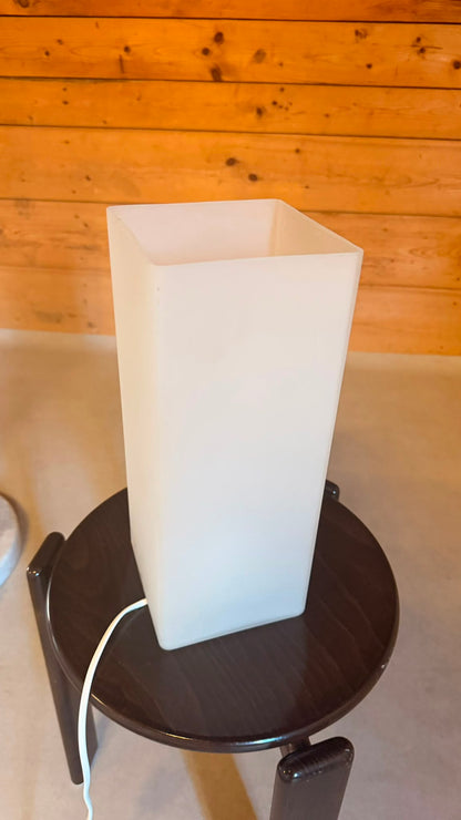 Design Tischleuchte aus Opalglas eckig satiniert Weiss