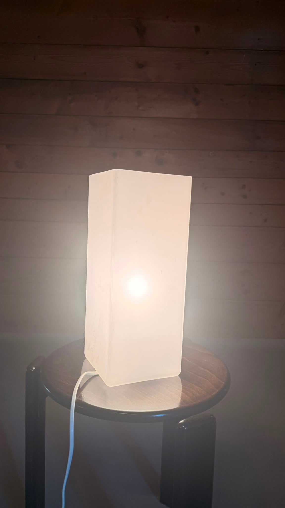 Design Tischleuchte aus Opalglas eckig satiniert Weiss