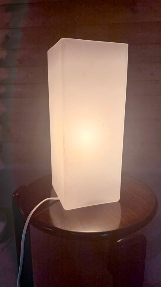 Design Tischleuchte aus Opalglas eckig satiniert Weiss