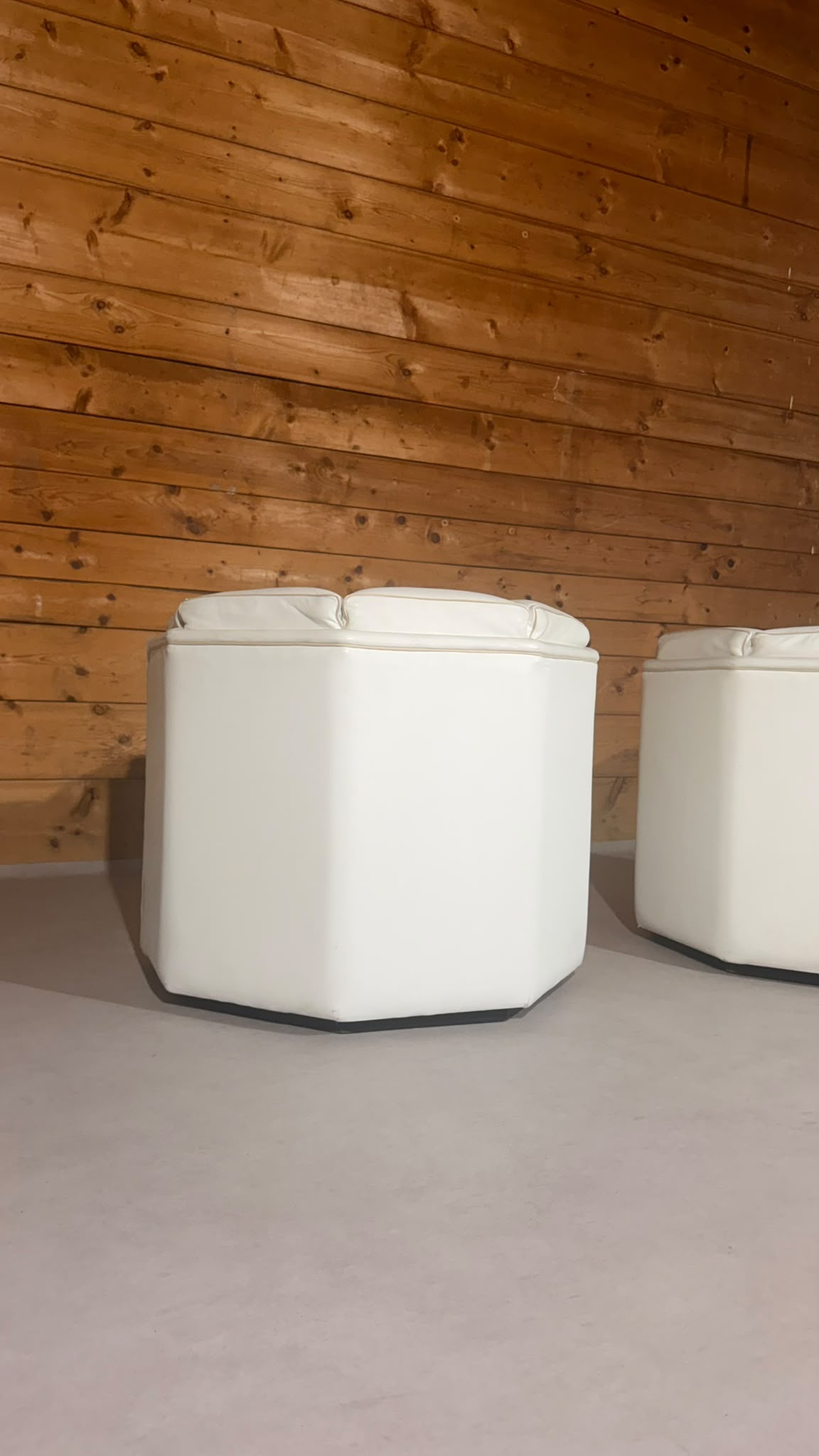 2 Postmoderne Oktagon Loungesessel aus Leder aus den 80er