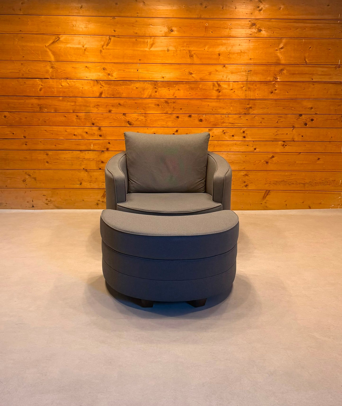 Moderner Drehsessel Lese Sessel mit passendem Hocker in Grau
