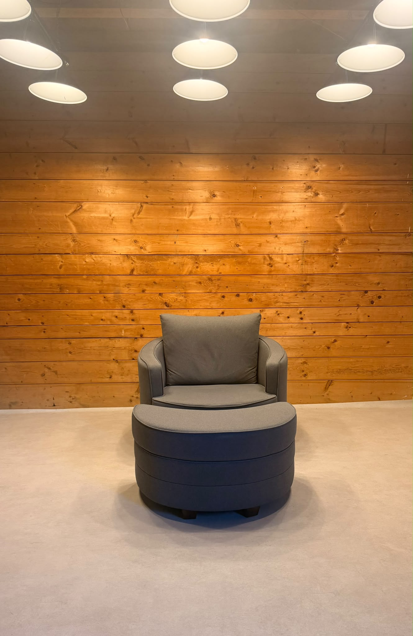 Moderner Drehsessel Lese Sessel mit passendem Hocker in Grau