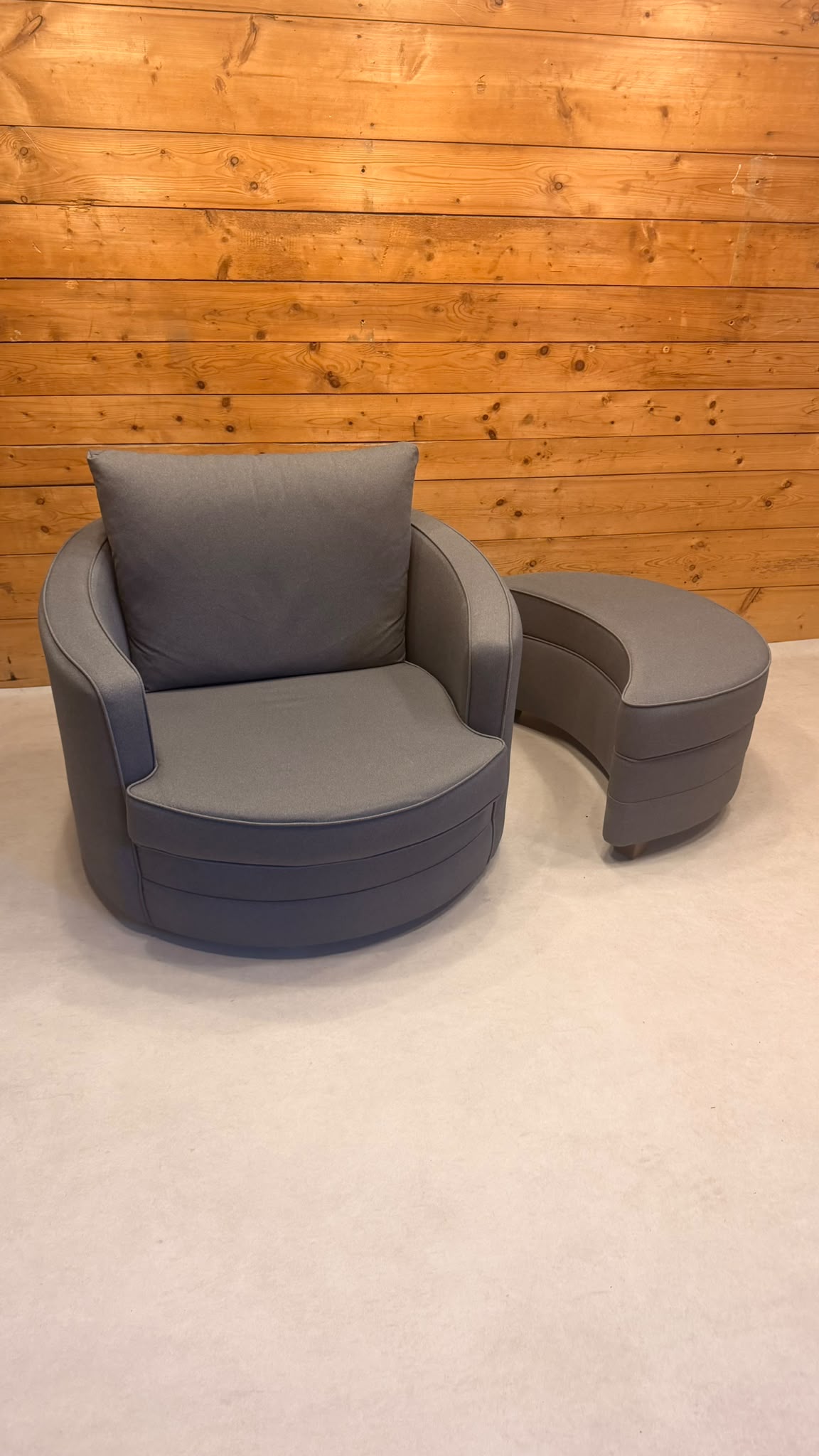 Moderner Drehsessel Lese Sessel mit passendem Hocker in Grau