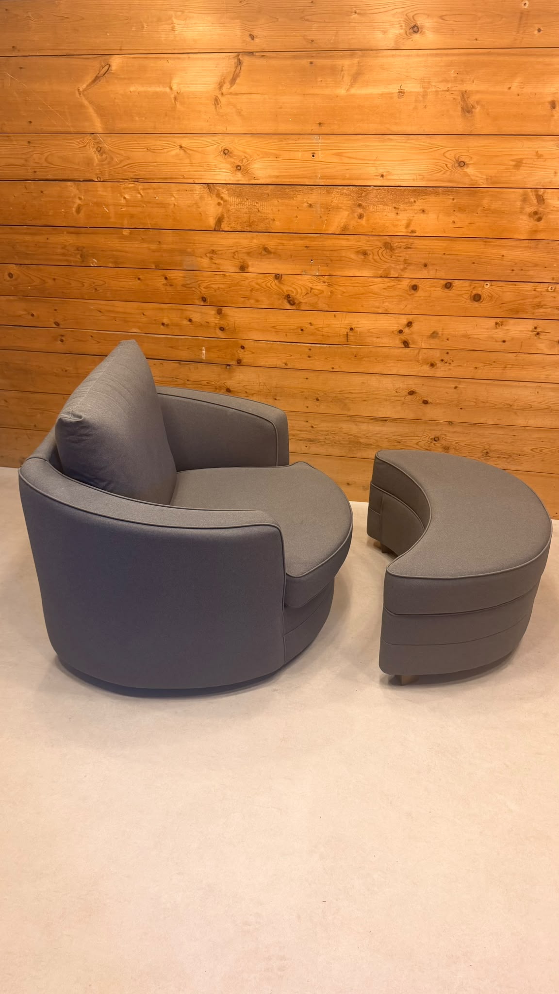 Moderner Drehsessel Lese Sessel mit passendem Hocker in Grau