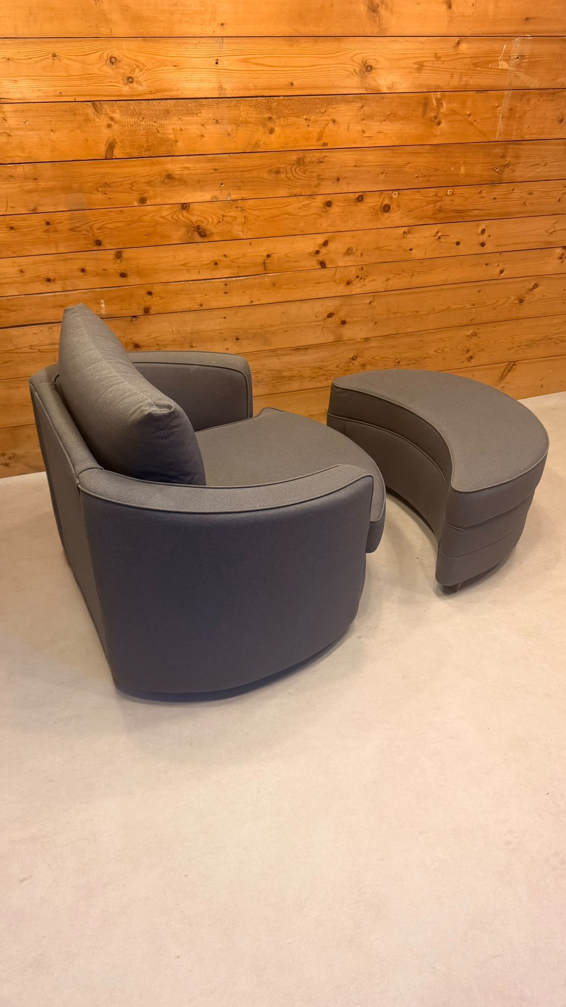 Moderner Drehsessel Lese Sessel mit passendem Hocker in Grau