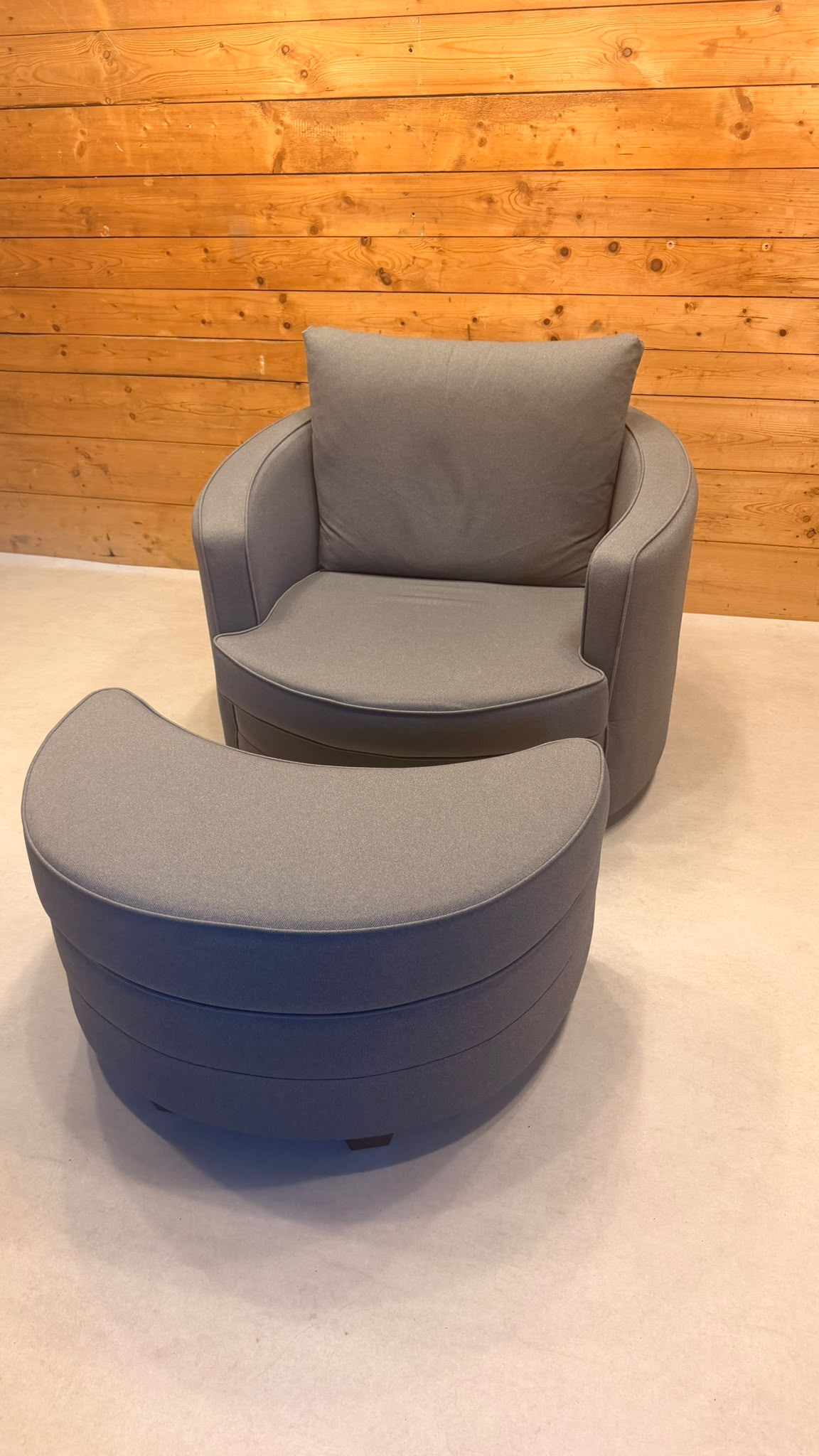 Moderner Drehsessel Lese Sessel mit passendem Hocker in Grau