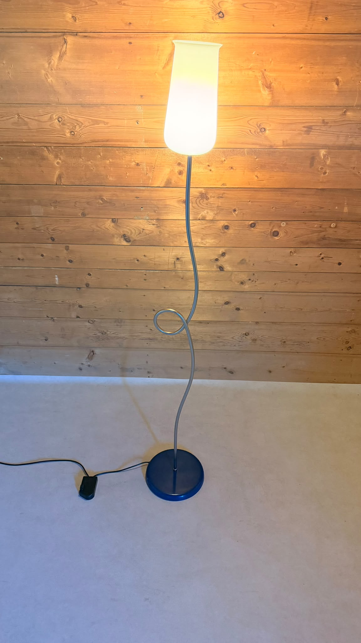 Postmoderne italienische La Relco Stehlampe in Tulpenform