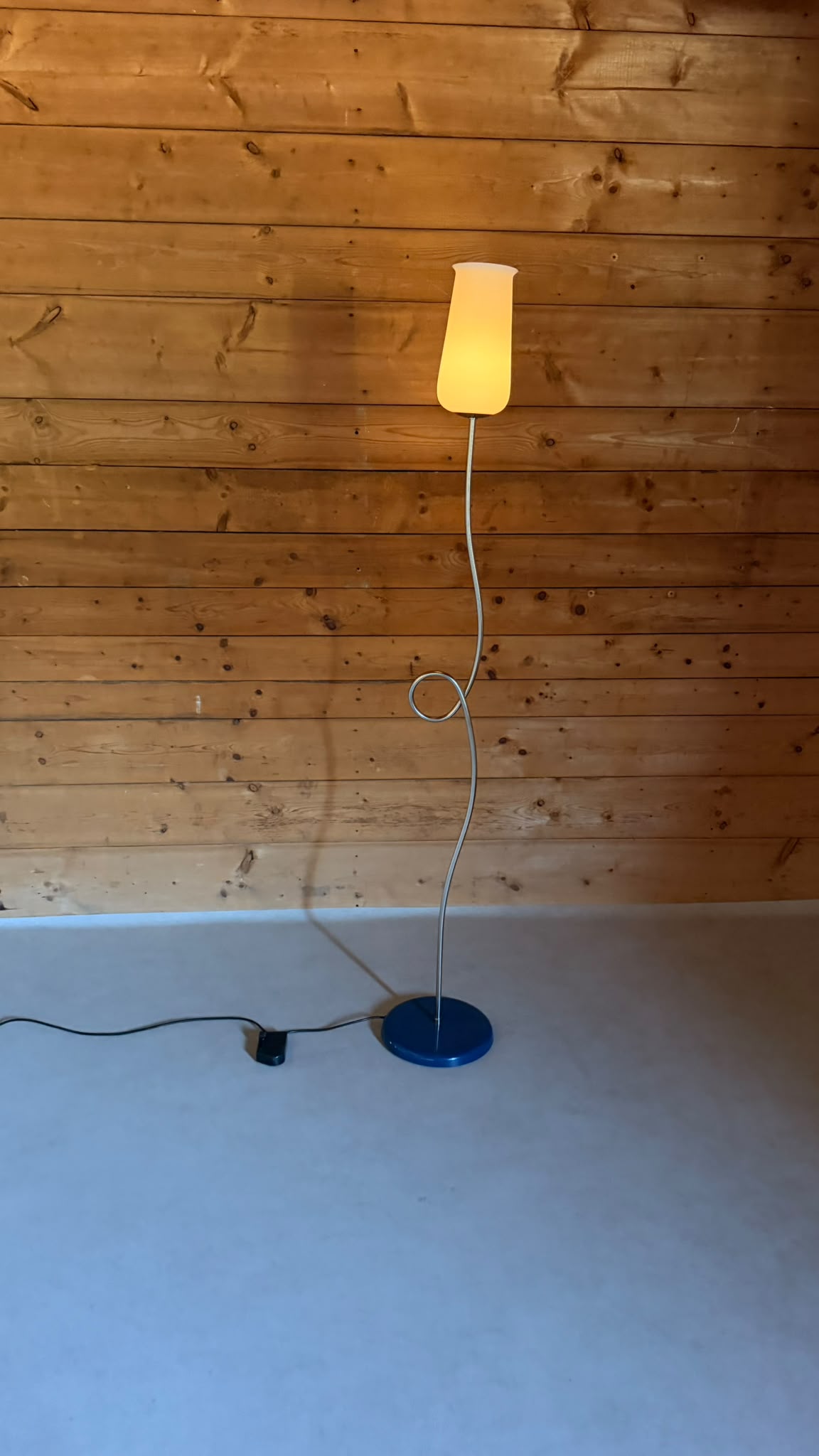 Postmoderne italienische La Relco Stehlampe in Tulpenform