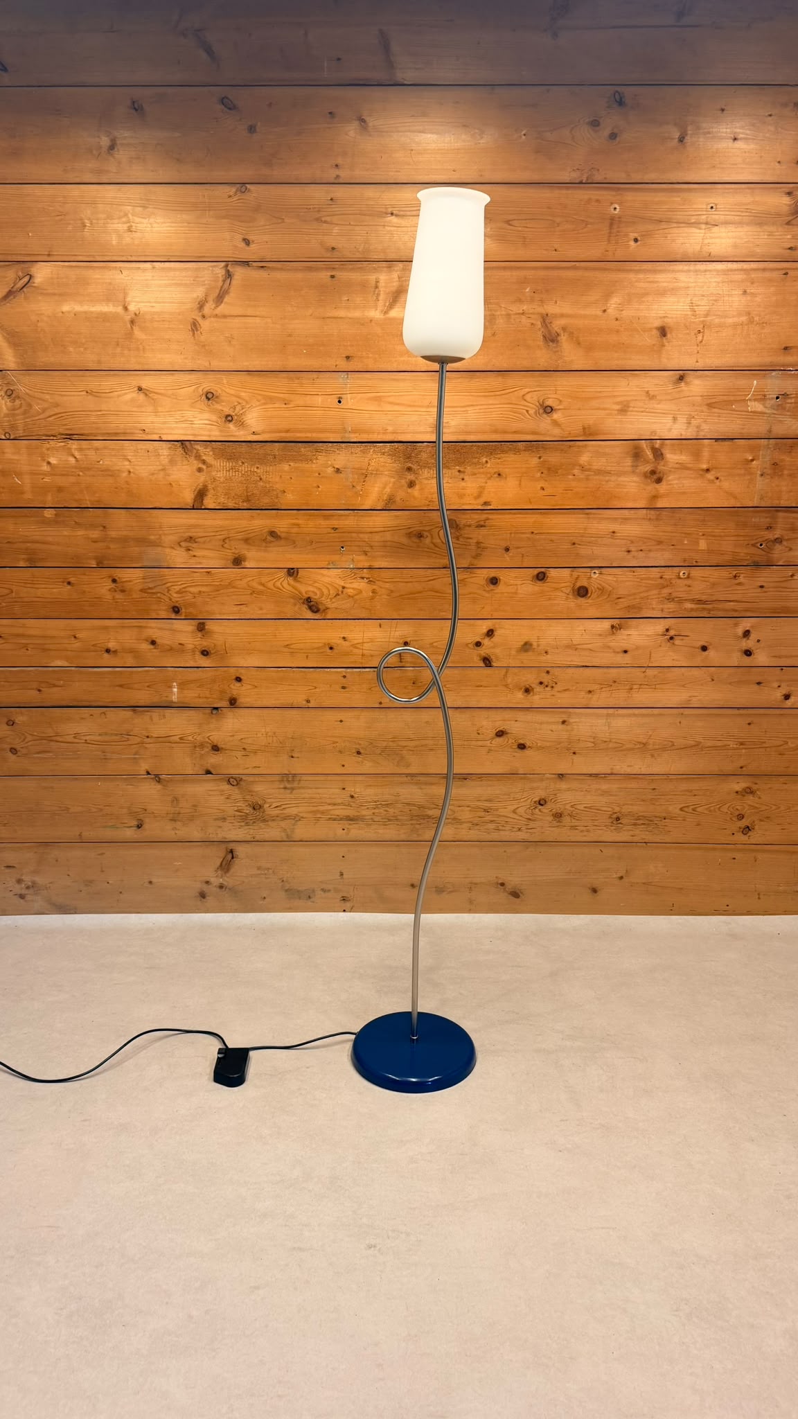Postmoderne italienische La Relco Stehlampe in Tulpenform
