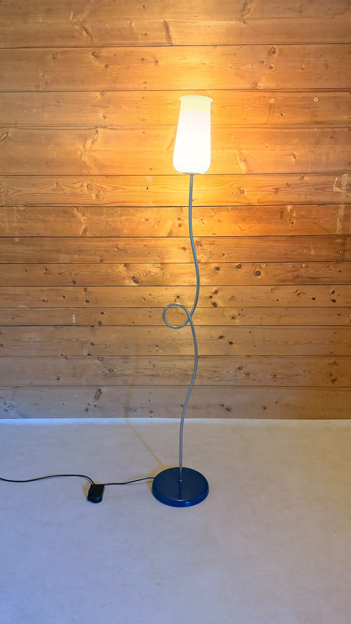 Postmoderne italienische La Relco Stehlampe in Tulpenform