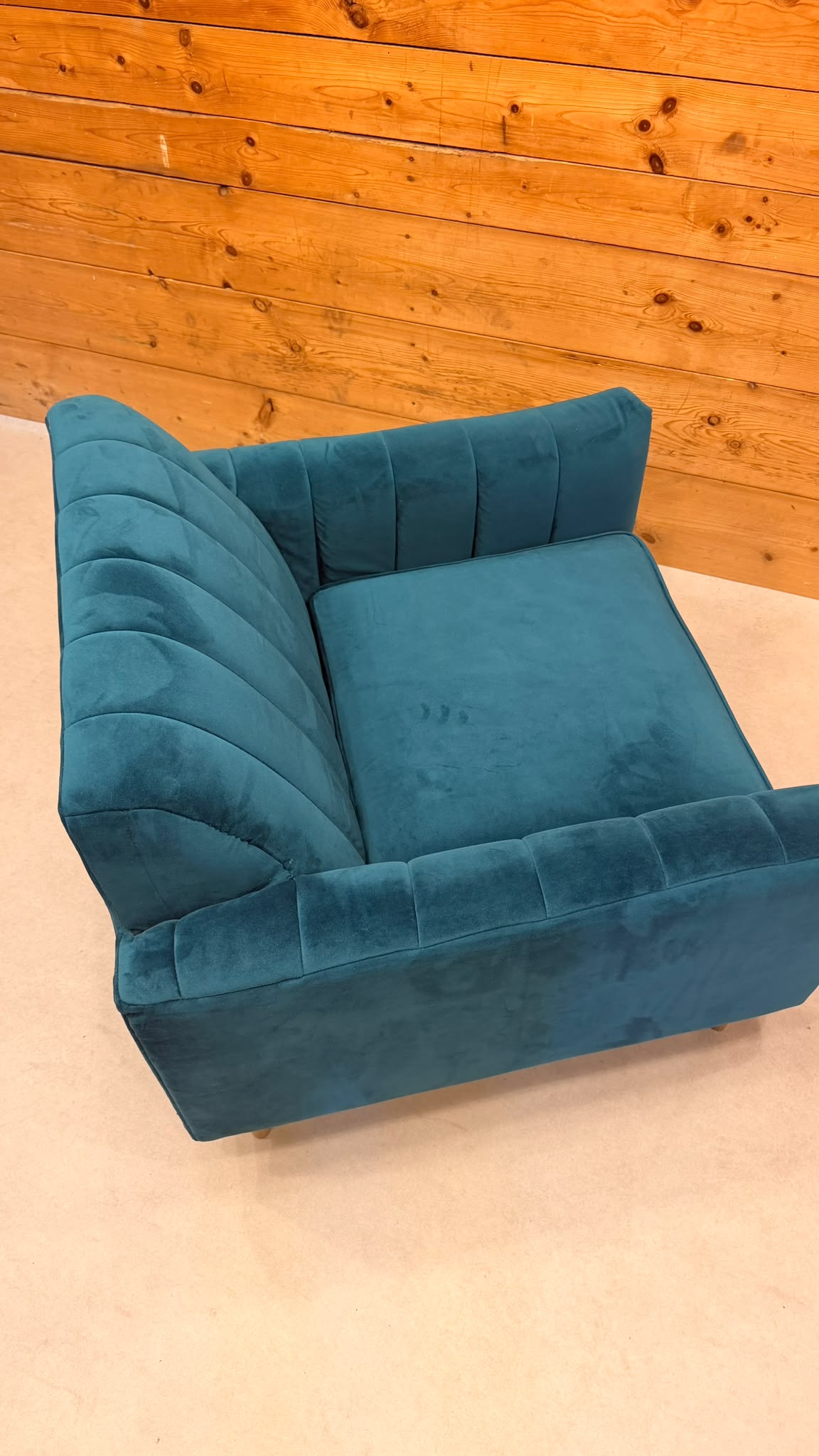 Eleganter Samt Sessel in Petrol mit goldenen Metallfüssen