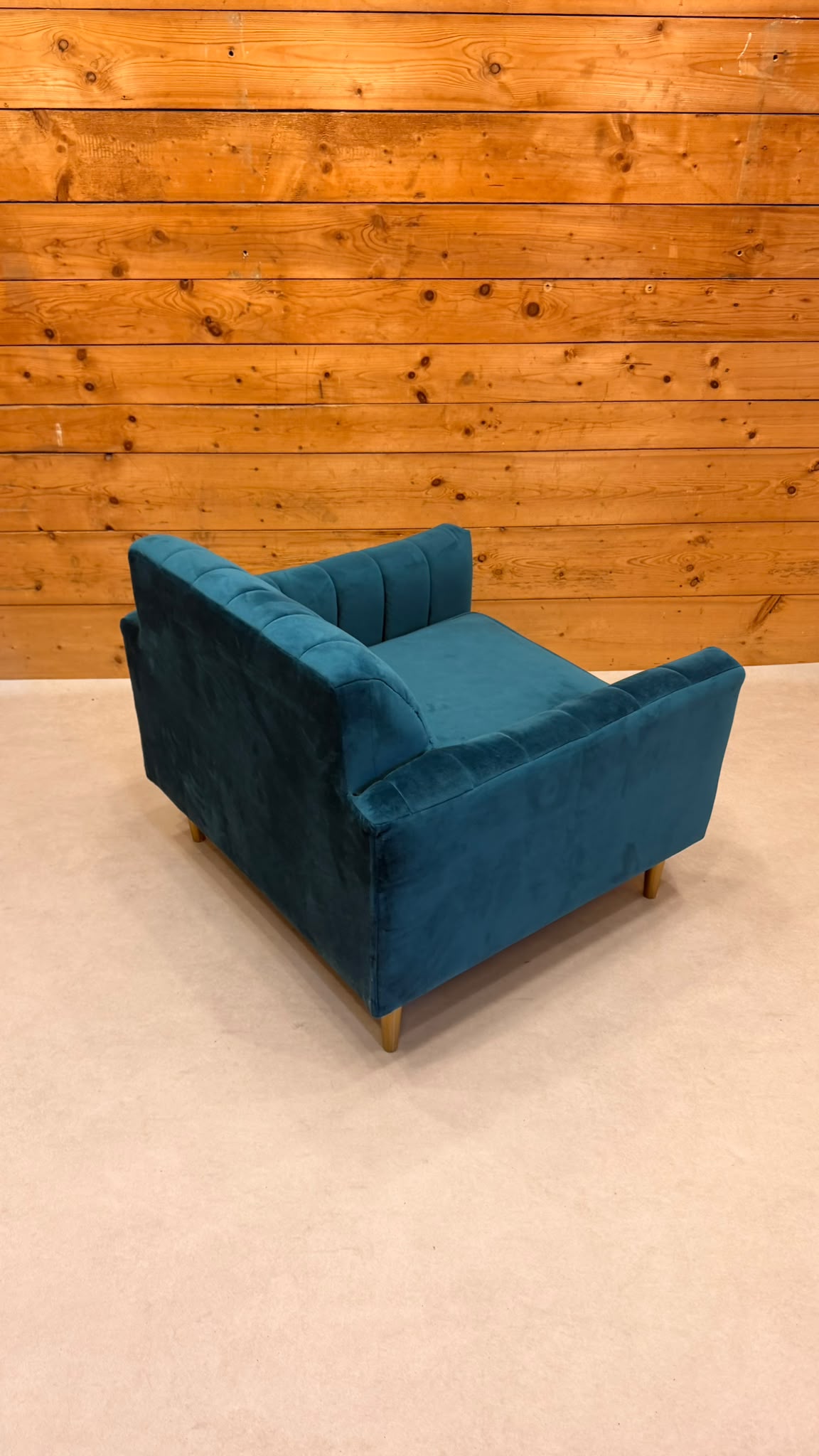 Eleganter Samt Sessel in Petrol mit goldenen Metallfüssen