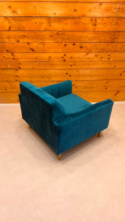 Eleganter Samt Sessel in Petrol mit goldenen Metallfüssen