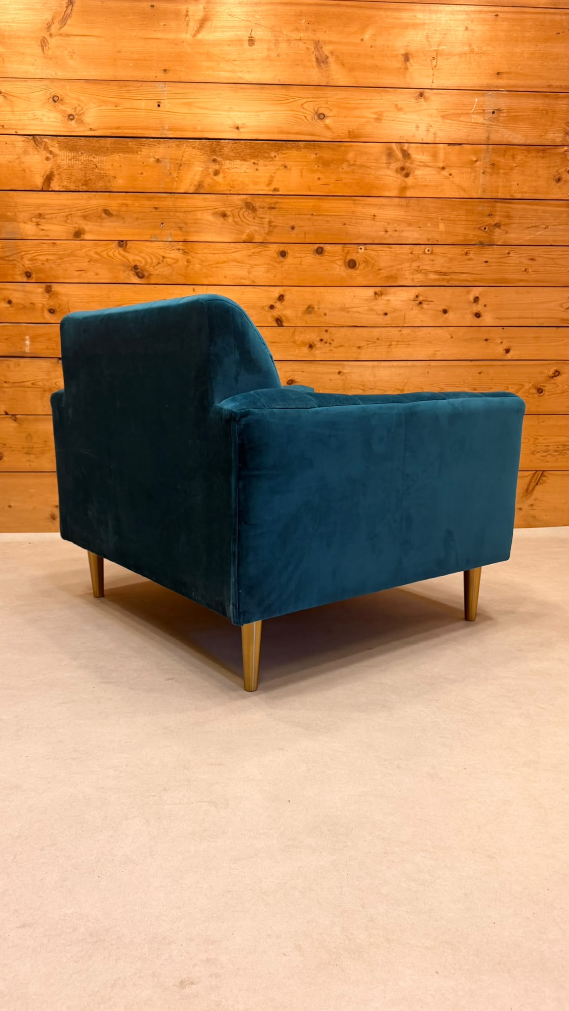 Eleganter Samt Sessel in Petrol mit goldenen Metallfüssen