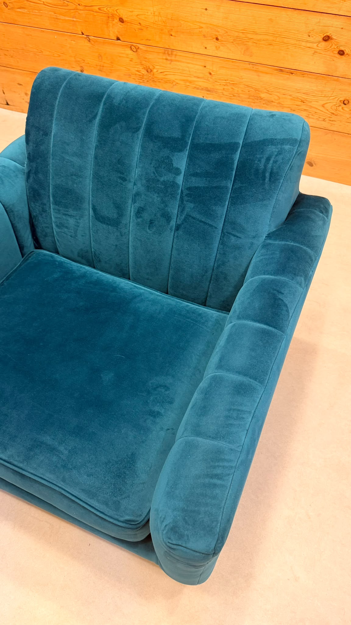Eleganter Samt Sessel in Petrol mit goldenen Metallfüssen