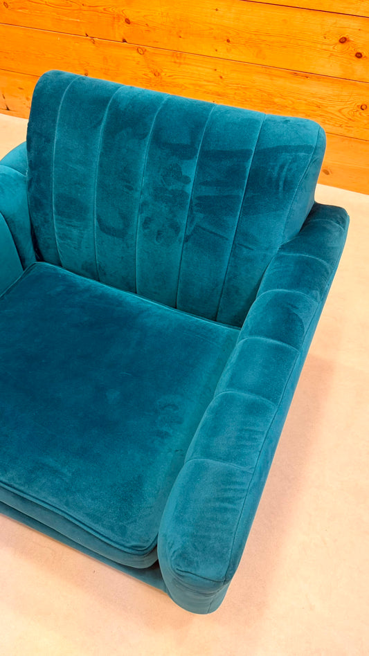 Eleganter Samt Sessel in Petrol mit goldenen Metallfüssen