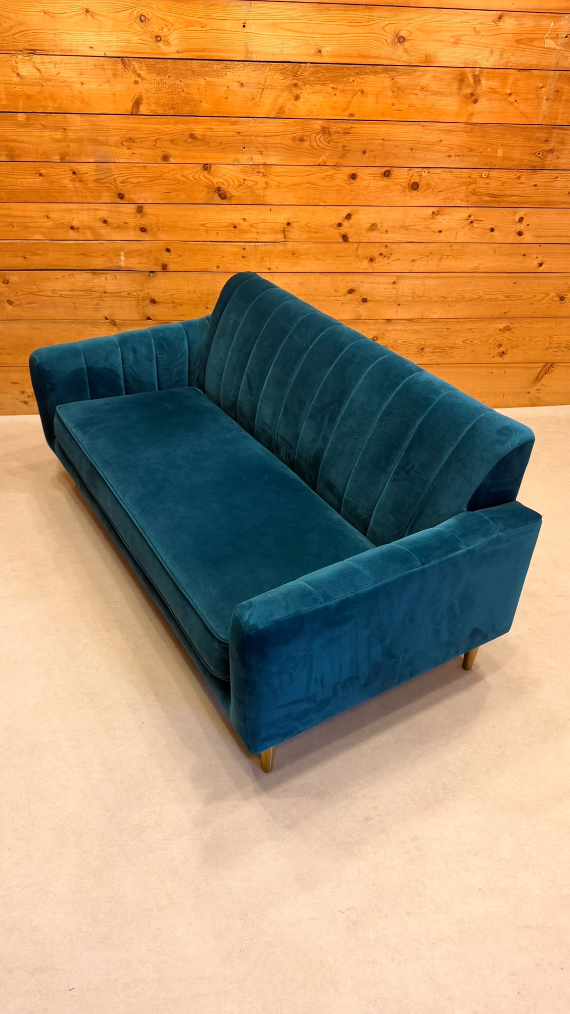 Elegantes 2-Sitzer Samt Sofa in Petrol goldene Metallfüsse