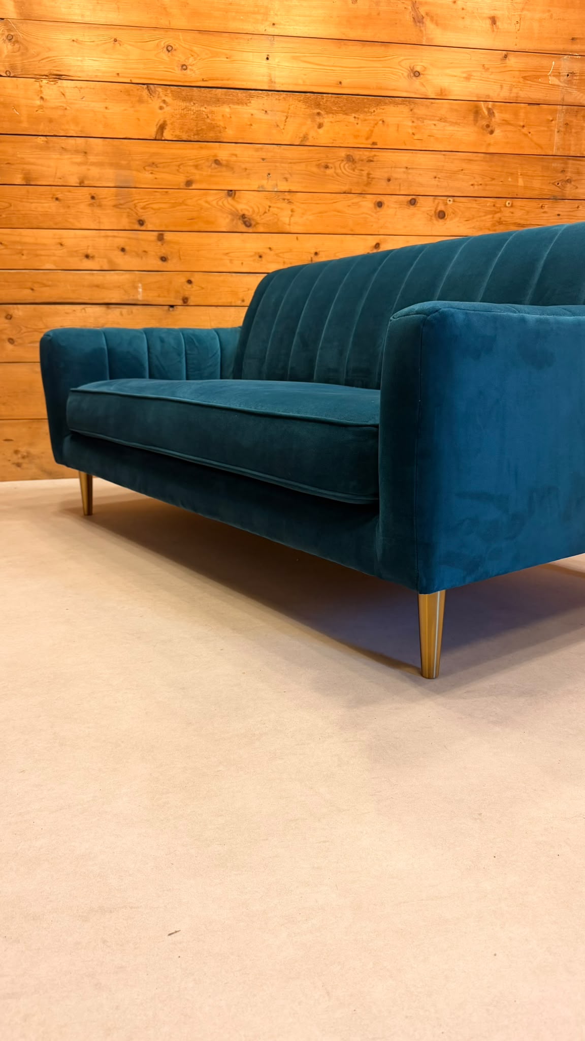 Elegantes 2-Sitzer Samt Sofa in Petrol goldene Metallfüsse