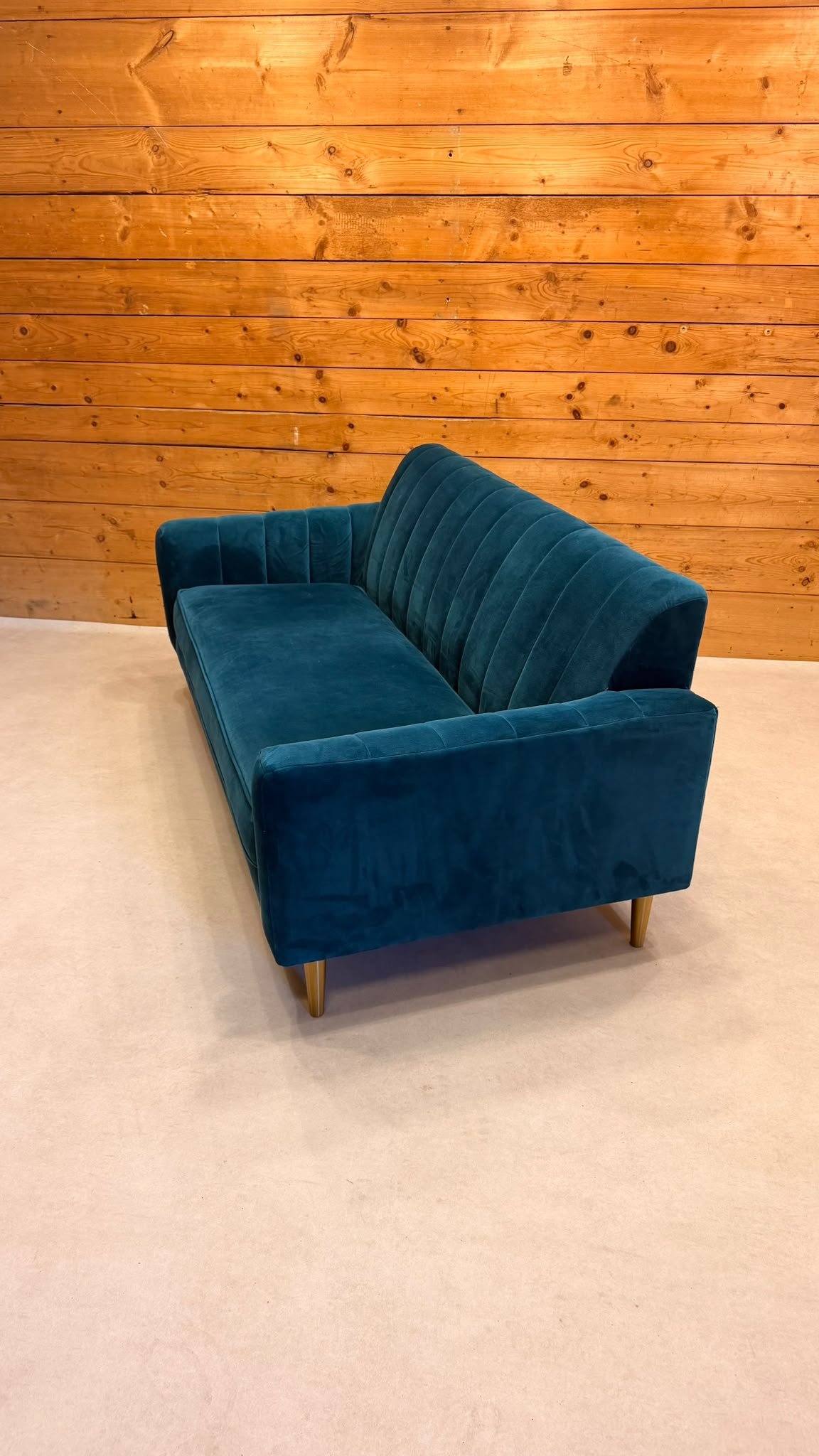 Elegantes 2-Sitzer Samt Sofa in Petrol goldene Metallfüsse