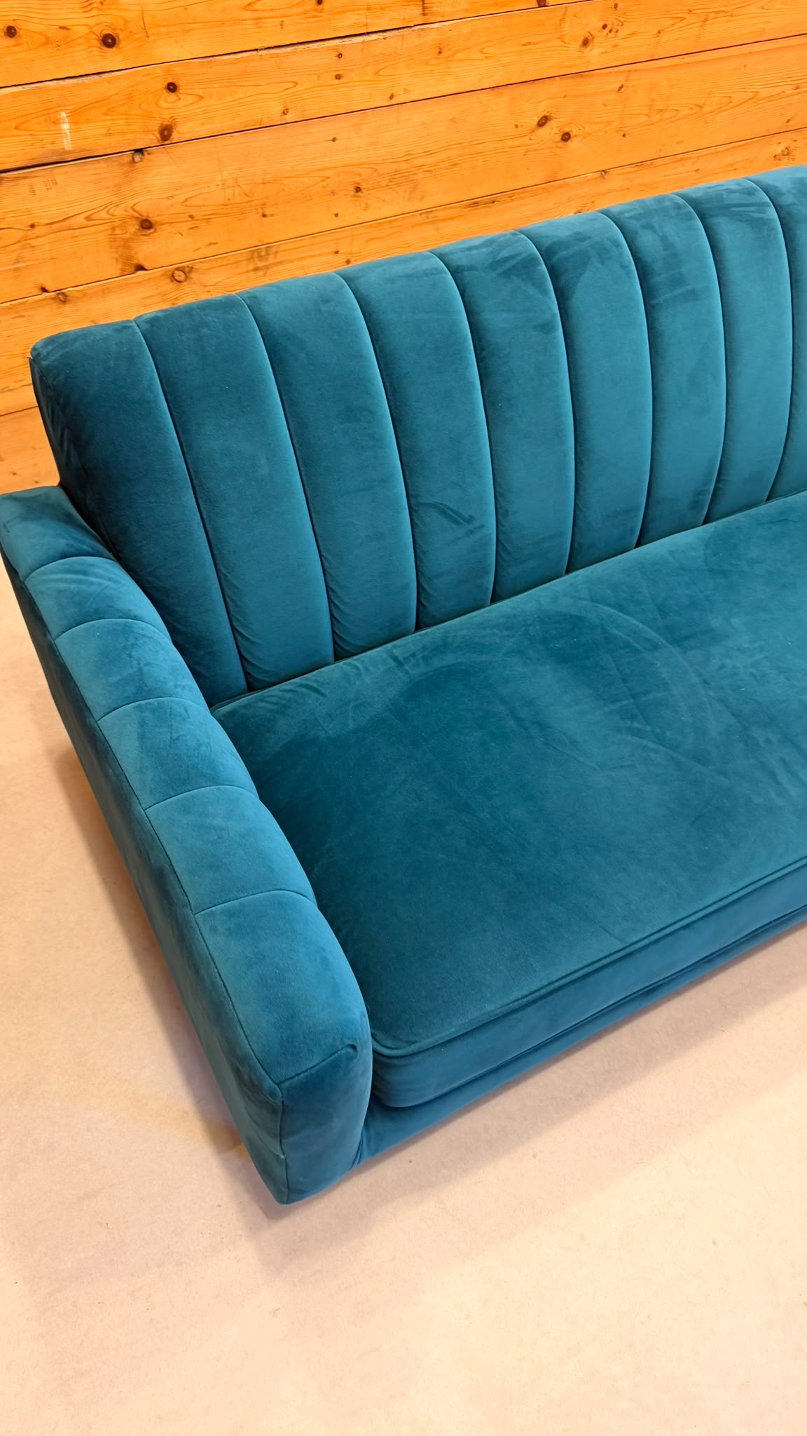 Elegantes 2-Sitzer Samt Sofa in Petrol goldene Metallfüsse