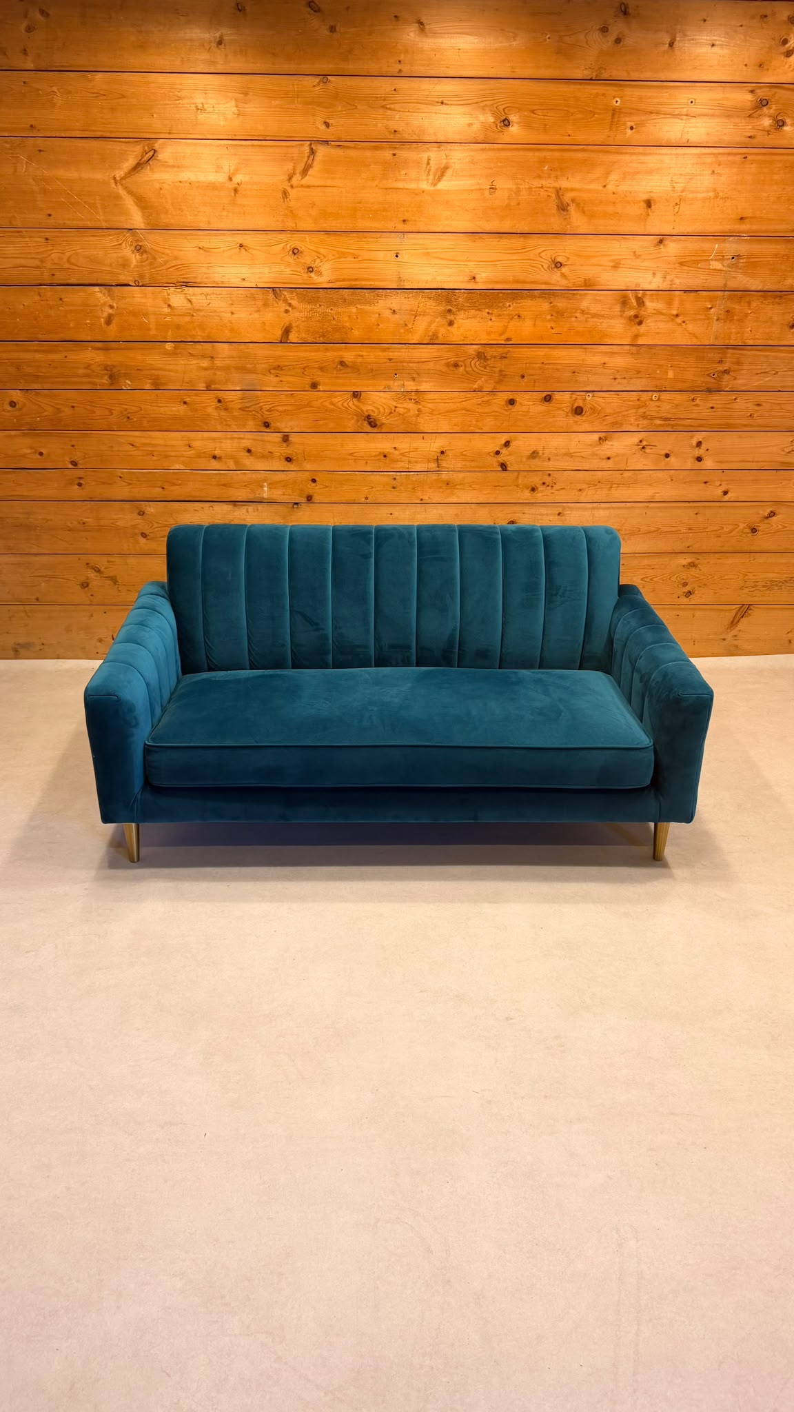 Elegantes 2-Sitzer Samt Sofa in Petrol goldene Metallfüsse
