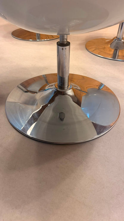 Drehbare Lounge Sessel Weiss Chrom im Space Age Stil