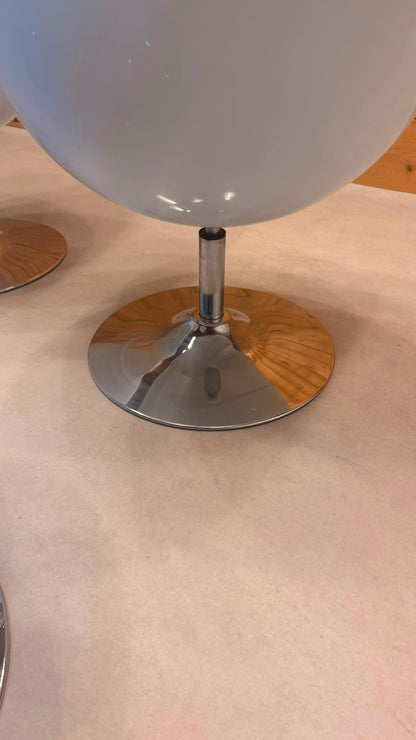 Drehbare Lounge Sessel Weiss Chrom im Space Age Stil