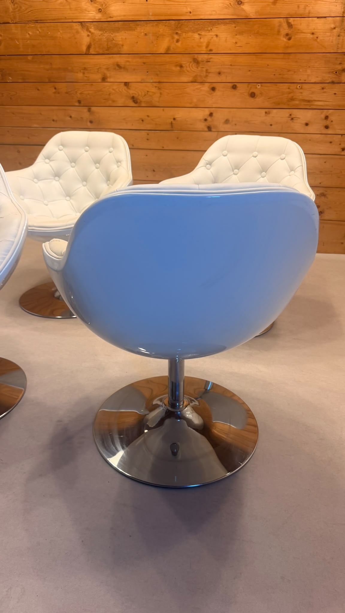 Drehbare Lounge Sessel Weiss Chrom im Space Age Stil