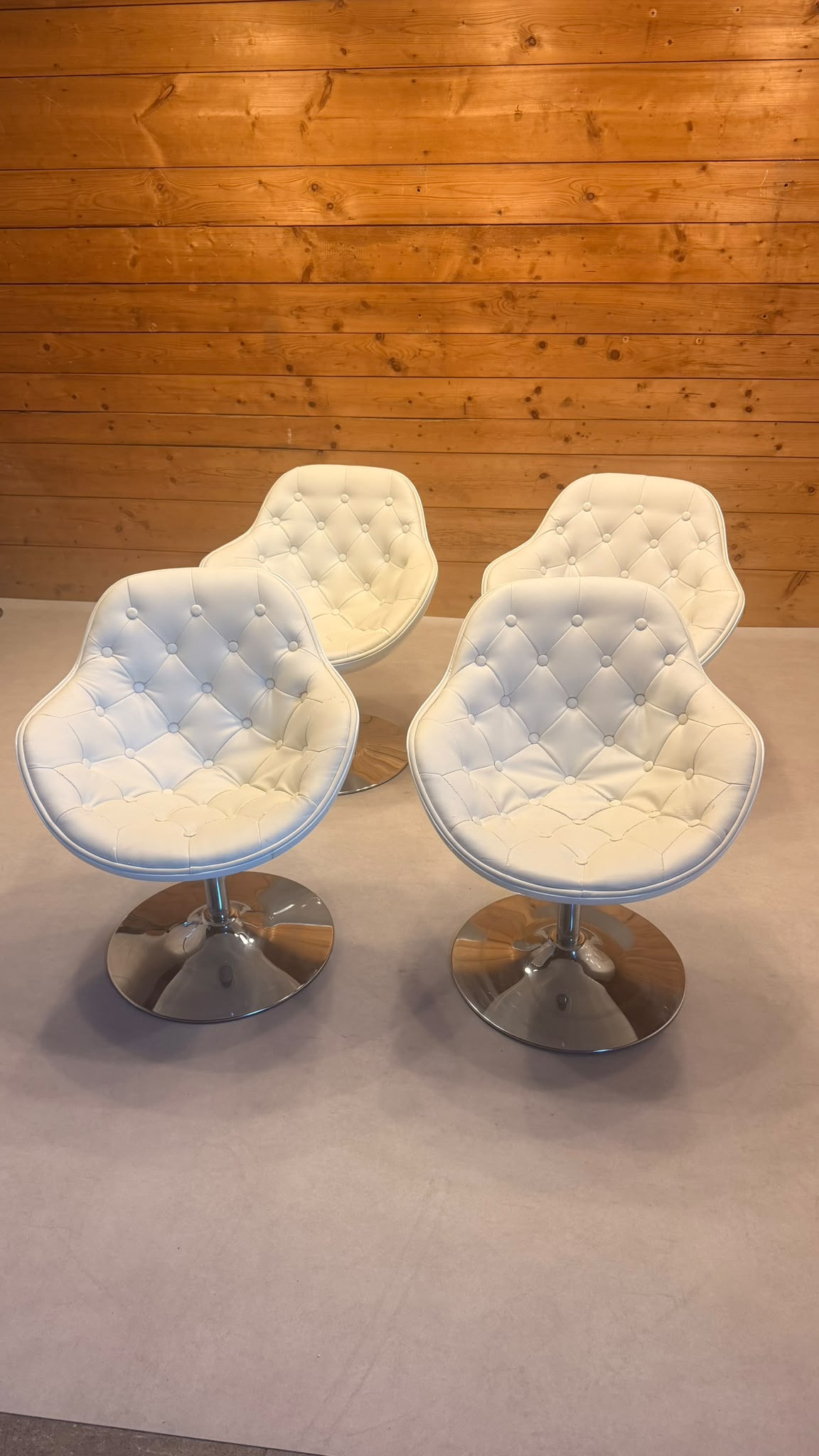 Drehbare Lounge Sessel Weiss Chrom im Space Age Stil