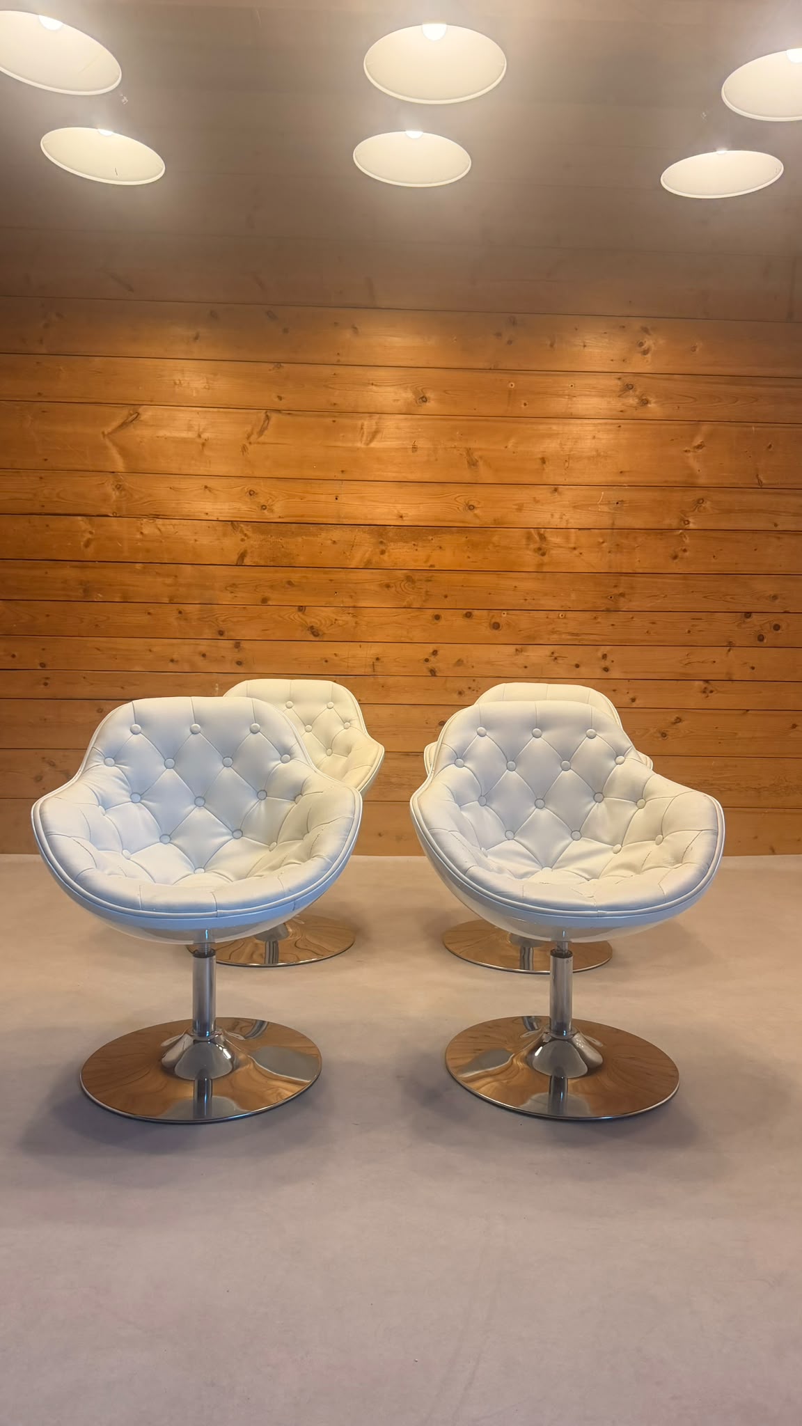 Drehbare Lounge Sessel Weiss Chrom im Space Age Stil