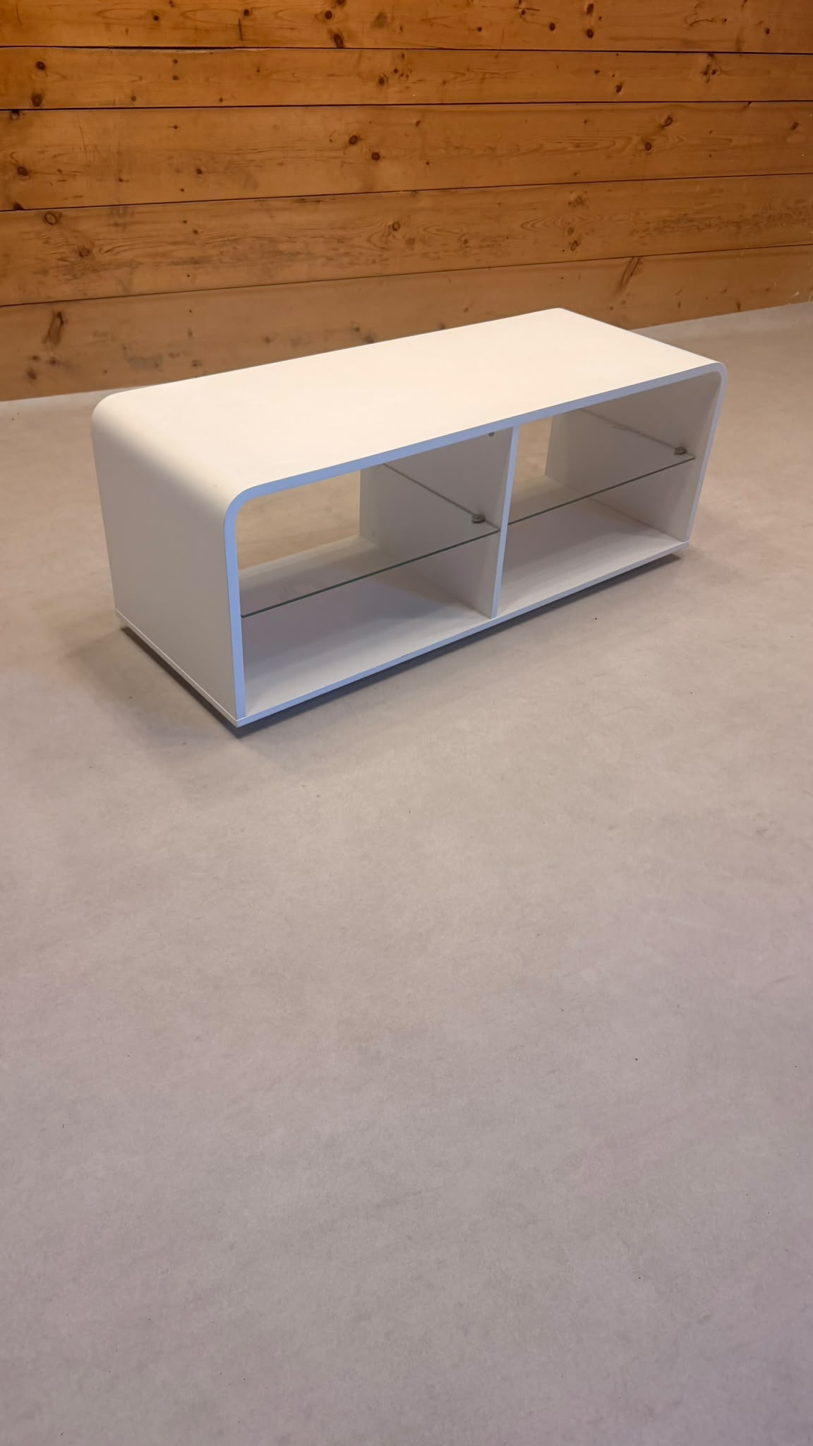 Design Lowboard auf Rollen in weiss mit Glasablage