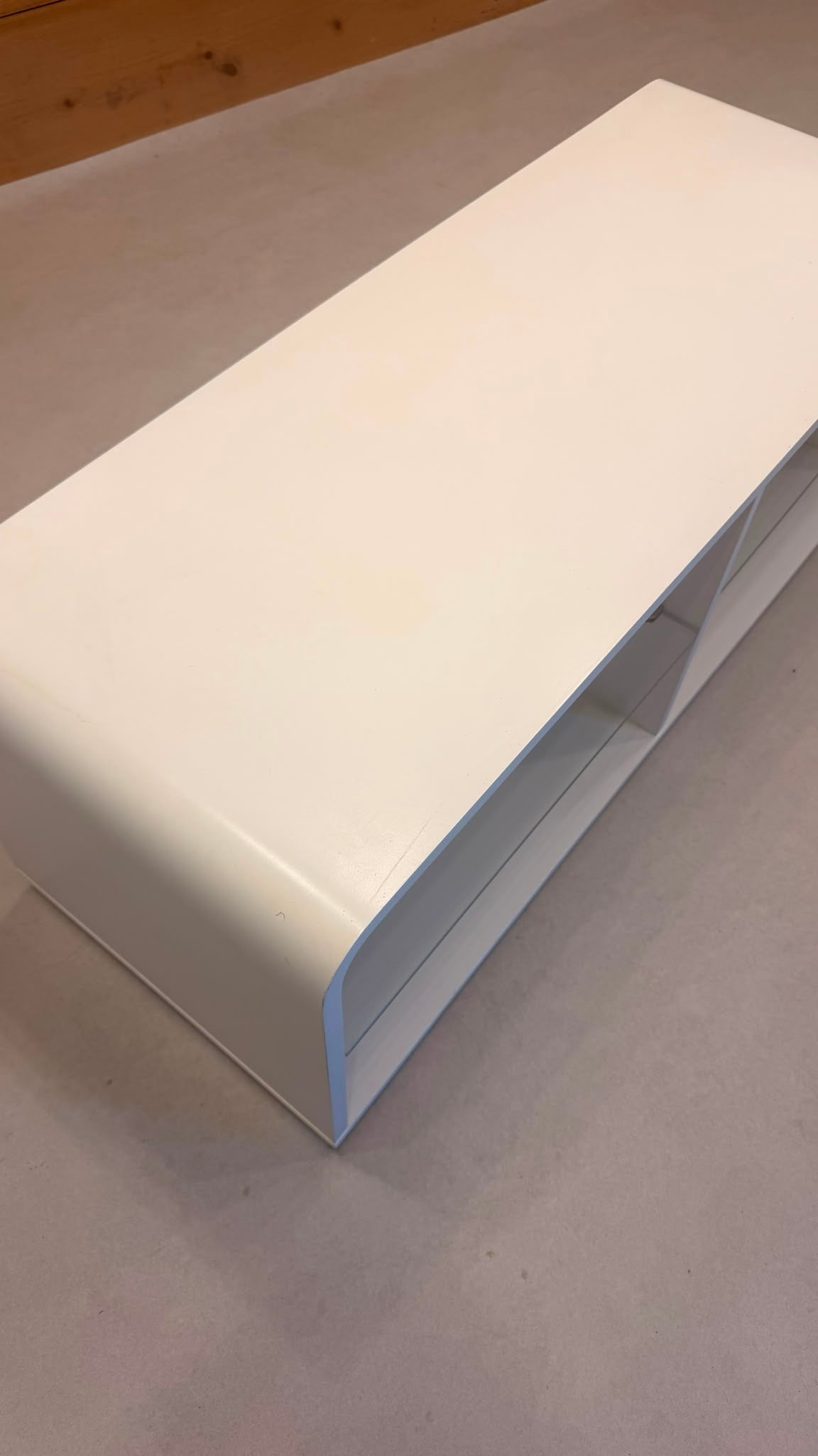 Design Lowboard auf Rollen in weiss mit Glasablage