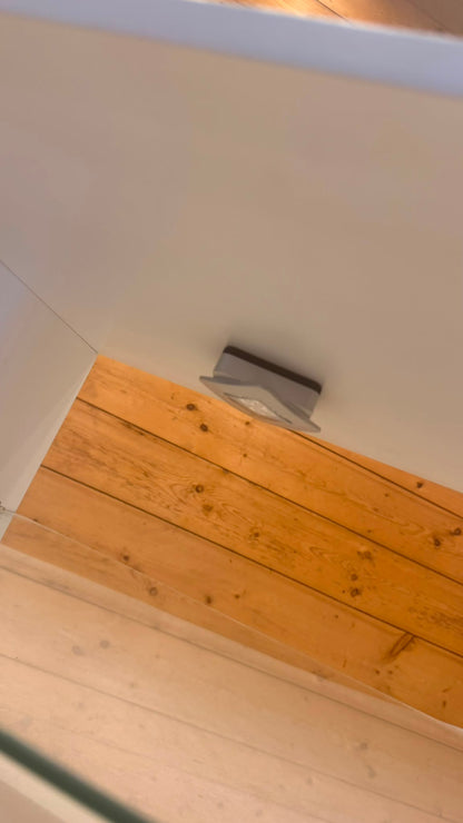 Design Lowboard auf Rollen in weiss mit Glasablage