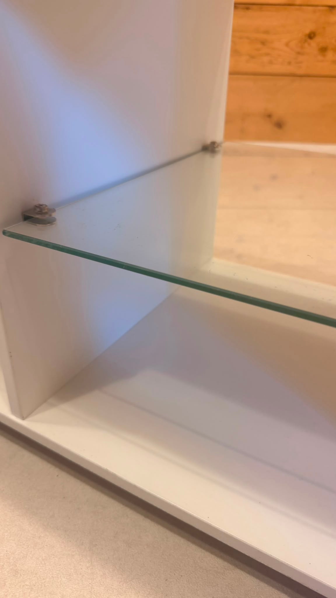 Design Lowboard auf Rollen in weiss mit Glasablage