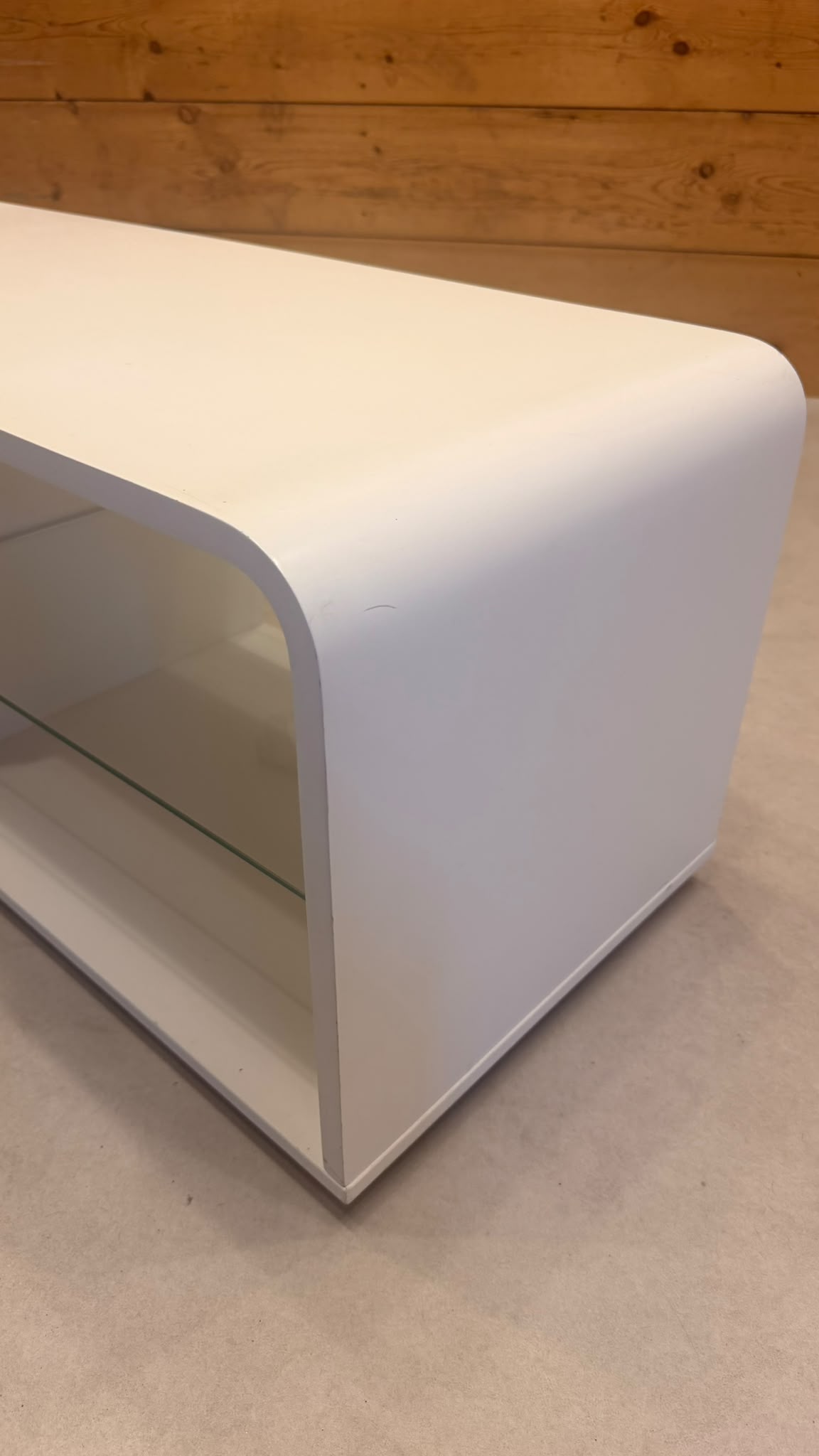 Design Lowboard auf Rollen in weiss mit Glasablage